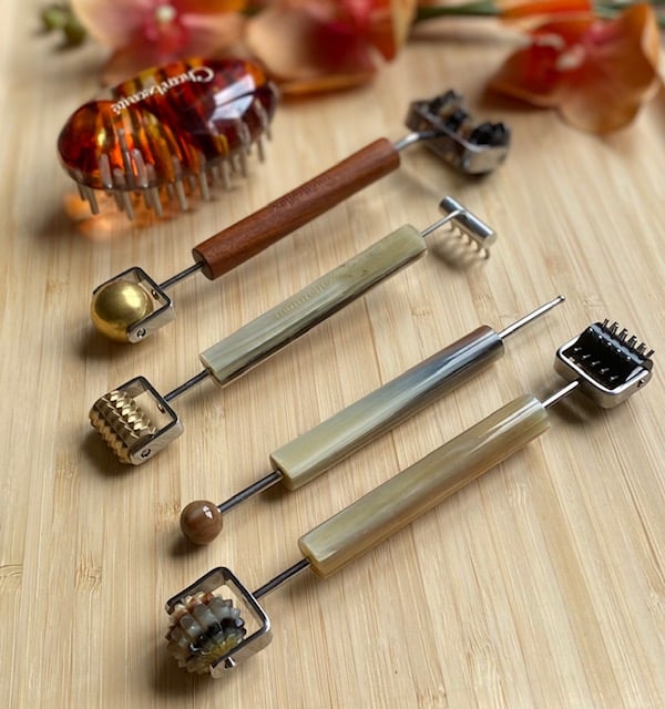 Outils et ridoki de la réflexologie faciale Dien Chan